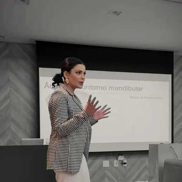 Dra. Isabella dando aula sobre contorno mandibular
