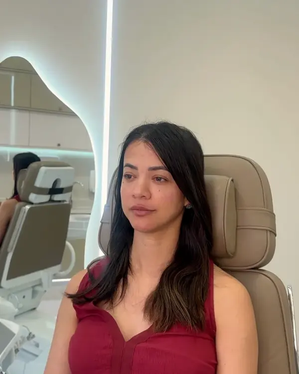 Paciente sentada na poltrona da sala de atendimento